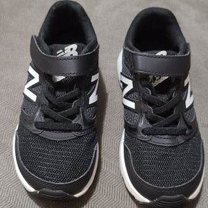 Boy New balance black and white sneakers size US 11